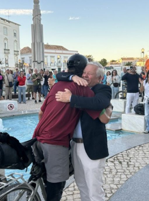 Miguel Figueira conclui volta ao mundo em bicicleta e é recebido com grande emoção em Tavira