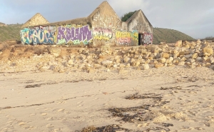 Detetado foco de poluição na praia de Cabanas Velhas em Vila do Bispo