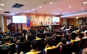 PRESIDENTE DA CÂMARA MUNICIPAL DE ALBUFEIRA HOMENAGEIA FUTEBOL CLUBE DE FERREIRAS E O CLUBE DE PATINAGEM DE ALBUFEIRA 