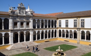 Universidade Évora diz que 90% dos alunos concluíram mestrado de Enfermagem sem chumbar