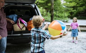 Vais de férias com filhos? Evita stress com este guia