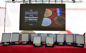 UNIVERSIDADE DO ALGARVE E CARLOS ALBINO RECEBEM MEDALHA DE HONRA DO MUNICÍPIO DE LOULÉ