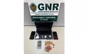 São Brás de Alportel – Detidos por tráfico de estupefacientes e condução sem habilitação legal