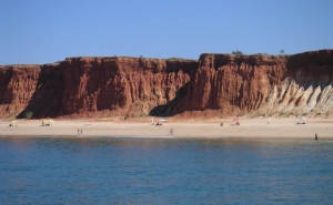 Praia da Falésia: é portuguesa e considerada a melhor praia do mundo