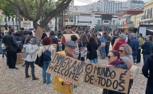 Cerca de 70 pessoas manifestam-se contra a discriminação em Albufeira