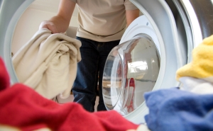 Máquina de lavar roupa: devemos escolher detergente líquido ou em pó?