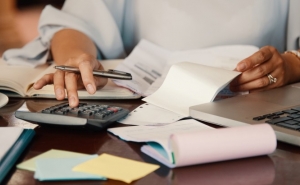 Retenção de IRS cai 50%: o que muda nos salários e nas pensões em novembro?