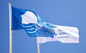 Praias de Vila Real de Santo António voltam a conquistar Bandeira Azul e têm Qualidade de Ouro