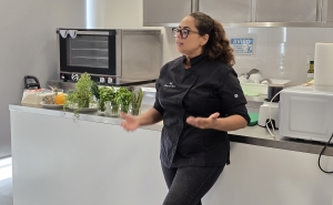 Chef Erika de Sousa ensina a arte de substituir o sal por ervas aromáticas em Quarteira