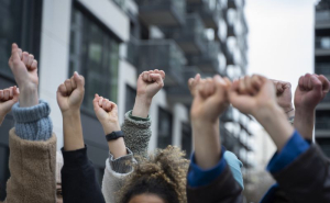Habitação: Meia centena protesta em Faro e afirma não ter medo da polícia