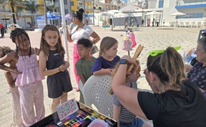 Quarteira celebrou o Dia Mundial da Criança com uma tarde grátis cheia de magia na Praça do Mar 