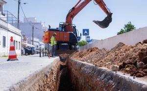 Município de Lagoa altera as frentes de trabalho das empreitadas que decorrem nas principais vias de circulação para minimizar os constrangimentos na época alta