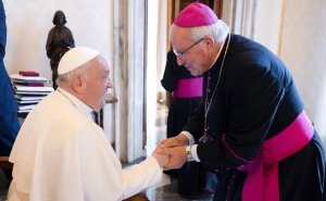Bispo do Algarve ofereceu ao Papa Francisco peça artística feita pelas irmãs Carmelitas Descalças