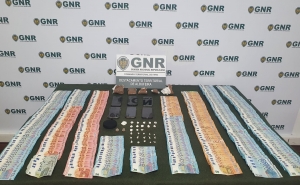 Albufeira – Dois detidos por tráfico com mais de 10 mil euros e 121 doses de cocaína e heroína