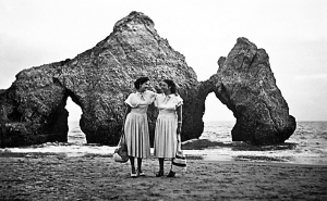 Exposição na Praça Teixeira Gomes propõe um passeio pela história das histórias de Portimão