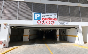 Parque de estacionamento de Olhos de Água totalmente aberto ao público