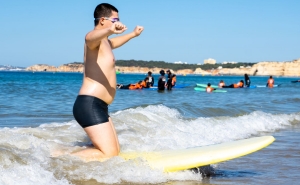 Jovens portadores de deficiência participam no 8º Encontro de Surf Adaptado da Praia da Rocha