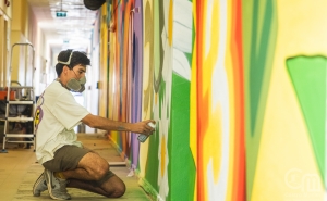 Professor de artes colabora com Município e grafita interior da escola de Altura