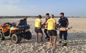 Elementos do Projeto «SeaWatch» auxiliam homem na barra de Cacela Velha em Vila Real de Santo António