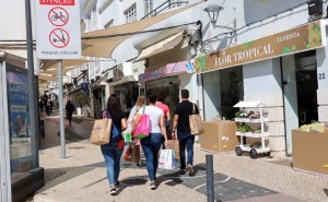 Zonas pedonais de Portimão e Alvor com novas sinalizações para uma convivência segura