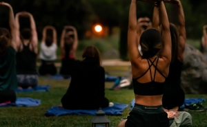 Celebre as noites de lua cheia com experiências exclusivas de Yoga ao ar livre