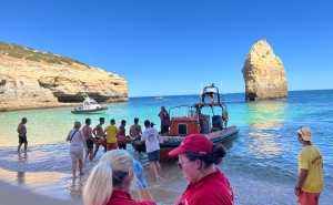 Resgatado jovem na praia do Carvalho em Lagoa