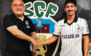 Melhor jogador da Liga Revelação renova pelo Farense por uma época