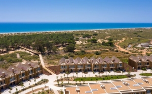 Resort de luxo no Algarve acaba 110 casas e inicia construção de hotel