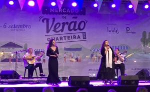 Noite de fado enche o Mercado de Verão de Quarteira: Alexandra Viana e Beatriz Pereira fazem ecoar vozes que tocam a alma 