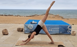 QUARTEIRA | Yoga ao amanhecer com Caty Palibroda encanta moradores e veraneantes no Largo da Gaivota