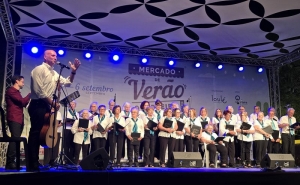 Grupo Coral de Quarteira brilha no Mercado de Verão com noite de música tradicional portuguesa 