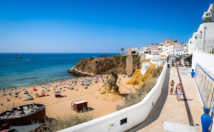 PAINEL DE AZULEJOS NO JARDIM FRUTUOSO DA SILVA CONTA A HISTÓRIA DE ALBUFEIRA AO LONGO DOS SÉCULOS