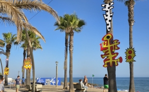 Arte urbana desafia reflexão com duas novas instalações no Calçadão de Quarteira
