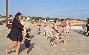 QUARTEIRA | Fitness ao entardecer com Bel Consoli mobiliza moradores e veraneantes no Largo da Gaivota