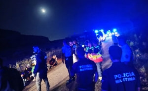 Barco com 38 migrantes desembarcou na praia da Boca do Rio no Algarve