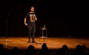 Entre exageros e um humor afiado: Rodrigo Marques apresenta o novo solo «História de Pescador»