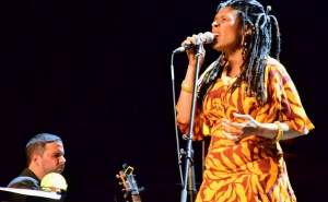 CARMEN SOUZA SERVE APERITIVO PARA O FESTIVAL MED E É A PRIMEIRA CONFIRMAÇÃO PARA 2026