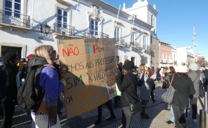 Greve: Professores em frente à Câmara Municipal de Loulé [c/fotogaleria]