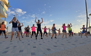 QUARTEIRA | Zumba ao Pôr do Sol com Filipa Leonardo anima Praça do Mar