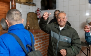 Passeio Pedestre na Cortelha visita Destilarias de Aguardente Medronho