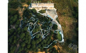 Antigo parque aquático abandonado transformado em três pequenas unidades de turismo rural de qualidade, integrado no parque verde