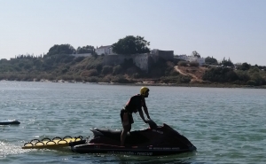 Elementos do Projeto «SeaWatch» resgatam mulher na barra da Cacela Velha