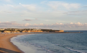 Sabes mesmo o que significam as cores das bandeiras na praia?