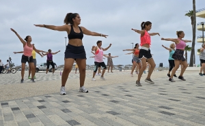 QUARTEIRA | Zumba Sunset com Sónia Melo põe a renovada Praça do Mar num rebuliço