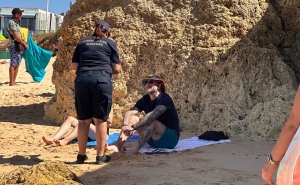 «A NATUREZA NÃO AVISA. MANTENHA DISTÂNCIA DAS ARRIBAS»: CAMPANHA EM MARCHA NAS PRAIAS DE ALBUFEIRA 