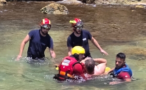 Tripulantes da Estação Salva-vidas auxiliam homem após queda de arriba em Portimão