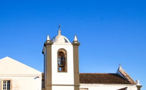 Dia da Cal pinta de branco vila de Cacela Velha