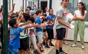 Em Dia da Criança, Miguel Oliveira faz visita-surpresa à sua escola primária