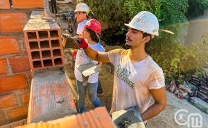 Jovens voluntários do projeto Just a Change reabilitaram três casas de famílias vulneráveis do concelho de Castro Marim