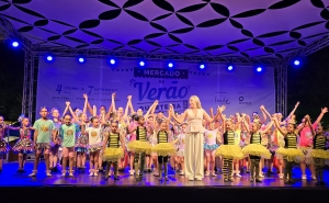 Escola de Dança Arabesque brilha com talento e magia no Mercado de Verão de Quarteira